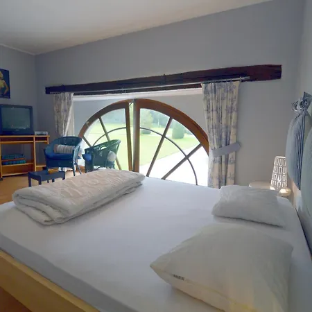 Elegant Castle Stay, Havelange *